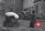 Standbild deutsche zivile Bewohner wieder in ihre Stadt Hinsbeck Deutschland, 1945, aus Sekunde 56 historischem Filmmaterial Videoclip 65675075902