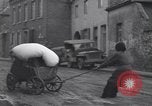 Standbild deutsche zivile Bewohner wieder in ihre Stadt Hinsbeck Deutschland, 1945, aus Sekunde 57 historischem Filmmaterial Videoclip 65675075902