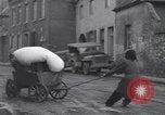 Standbild deutsche zivile Bewohner wieder in ihre Stadt Hinsbeck Deutschland, 1945, aus Sekunde 58 historischem Filmmaterial Videoclip 65675075902