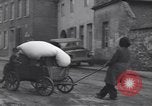 Standbild deutsche zivile Bewohner wieder in ihre Stadt Hinsbeck Deutschland, 1945, aus Sekunde 59 historischem Filmmaterial Videoclip 65675075902