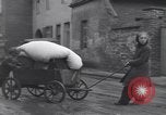 Standbild deutsche zivile Bewohner wieder in ihre Stadt Hinsbeck Deutschland, 1945, aus Sekunde 60 historischem Filmmaterial Videoclip 65675075902