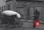 Standbild deutsche zivile Bewohner wieder in ihre Stadt Hinsbeck Deutschland, 1945, aus Sekunde 61 historischem Filmmaterial Videoclip 65675075902