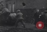 Standbild USA 3rd Armored Division Truppen in Bewegung durch die Stadt Niederhausen Deutschland, 1945, aus Sekunde 9 historischem Filmmaterial Videoclip 65675075904