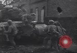 Standbild USA 3rd Armored Division Truppen in Bewegung durch die Stadt Niederhausen Deutschland, 1945, aus Sekunde 11 historischem Filmmaterial Videoclip 65675075904