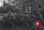 Standbild USA 3rd Armored Division Truppen in Bewegung durch die Stadt Niederhausen Deutschland, 1945, aus Sekunde 12 historischem Filmmaterial Videoclip 65675075904