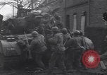 Standbild USA 3rd Armored Division Truppen in Bewegung durch die Stadt Niederhausen Deutschland, 1945, aus Sekunde 13 historischem Filmmaterial Videoclip 65675075904