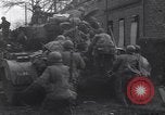 Standbild USA 3rd Armored Division Truppen in Bewegung durch die Stadt Niederhausen Deutschland, 1945, aus Sekunde 14 historischem Filmmaterial Videoclip 65675075904