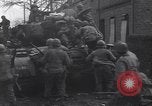 Standbild USA 3rd Armored Division Truppen in Bewegung durch die Stadt Niederhausen Deutschland, 1945, aus Sekunde 15 historischem Filmmaterial Videoclip 65675075904