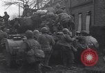 Standbild USA 3rd Armored Division Truppen in Bewegung durch die Stadt Niederhausen Deutschland, 1945, aus Sekunde 16 historischem Filmmaterial Videoclip 65675075904
