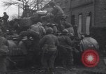 Standbild USA 3rd Armored Division Truppen in Bewegung durch die Stadt Niederhausen Deutschland, 1945, aus Sekunde 17 historischem Filmmaterial Videoclip 65675075904