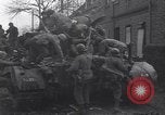 Standbild USA 3rd Armored Division Truppen in Bewegung durch die Stadt Niederhausen Deutschland, 1945, aus Sekunde 19 historischem Filmmaterial Videoclip 65675075904