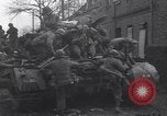 Standbild USA 3rd Armored Division Truppen in Bewegung durch die Stadt Niederhausen Deutschland, 1945, aus Sekunde 20 historischem Filmmaterial Videoclip 65675075904