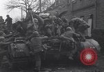 Standbild USA 3rd Armored Division Truppen in Bewegung durch die Stadt Niederhausen Deutschland, 1945, aus Sekunde 21 historischem Filmmaterial Videoclip 65675075904