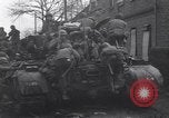 Standbild USA 3rd Armored Division Truppen in Bewegung durch die Stadt Niederhausen Deutschland, 1945, aus Sekunde 22 historischem Filmmaterial Videoclip 65675075904