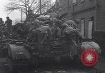 Standbild USA 3rd Armored Division Truppen in Bewegung durch die Stadt Niederhausen Deutschland, 1945, aus Sekunde 23 historischem Filmmaterial Videoclip 65675075904