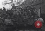Standbild USA 3rd Armored Division Truppen in Bewegung durch die Stadt Niederhausen Deutschland, 1945, aus Sekunde 24 historischem Filmmaterial Videoclip 65675075904