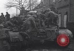 Standbild USA 3rd Armored Division Truppen in Bewegung durch die Stadt Niederhausen Deutschland, 1945, aus Sekunde 25 historischem Filmmaterial Videoclip 65675075904