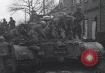 Standbild USA 3rd Armored Division Truppen in Bewegung durch die Stadt Niederhausen Deutschland, 1945, aus Sekunde 26 historischem Filmmaterial Videoclip 65675075904