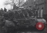 Standbild USA 3rd Armored Division Truppen in Bewegung durch die Stadt Niederhausen Deutschland, 1945, aus Sekunde 27 historischem Filmmaterial Videoclip 65675075904