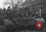 Standbild USA 3rd Armored Division Truppen in Bewegung durch die Stadt Niederhausen Deutschland, 1945, aus Sekunde 28 historischem Filmmaterial Videoclip 65675075904