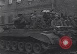 Standbild USA 3rd Armored Division Truppen in Bewegung durch die Stadt Niederhausen Deutschland, 1945, aus Sekunde 31 historischem Filmmaterial Videoclip 65675075904