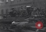 Standbild USA 3rd Armored Division Truppen in Bewegung durch die Stadt Niederhausen Deutschland, 1945, aus Sekunde 32 historischem Filmmaterial Videoclip 65675075904