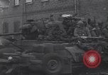Standbild USA 3rd Armored Division Truppen in Bewegung durch die Stadt Niederhausen Deutschland, 1945, aus Sekunde 33 historischem Filmmaterial Videoclip 65675075904