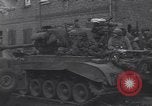 Standbild USA 3rd Armored Division Truppen in Bewegung durch die Stadt Niederhausen Deutschland, 1945, aus Sekunde 35 historischem Filmmaterial Videoclip 65675075904