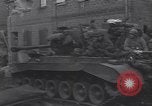 Standbild USA 3rd Armored Division Truppen in Bewegung durch die Stadt Niederhausen Deutschland, 1945, aus Sekunde 36 historischem Filmmaterial Videoclip 65675075904