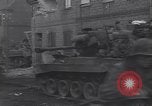 Standbild USA 3rd Armored Division Truppen in Bewegung durch die Stadt Niederhausen Deutschland, 1945, aus Sekunde 37 historischem Filmmaterial Videoclip 65675075904