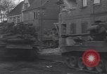 Standbild USA 3rd Armored Division Truppen in Bewegung durch die Stadt Niederhausen Deutschland, 1945, aus Sekunde 39 historischem Filmmaterial Videoclip 65675075904