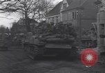 Standbild USA 3rd Armored Division Truppen in Bewegung durch die Stadt Niederhausen Deutschland, 1945, aus Sekunde 41 historischem Filmmaterial Videoclip 65675075904