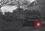 Standbild USA 3rd Armored Division Truppen in Bewegung durch die Stadt Niederhausen Deutschland, 1945, aus Sekunde 42 historischem Filmmaterial Videoclip 65675075904