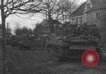 Standbild USA 3rd Armored Division Truppen in Bewegung durch die Stadt Niederhausen Deutschland, 1945, aus Sekunde 43 historischem Filmmaterial Videoclip 65675075904