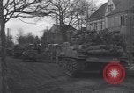 Standbild USA 3rd Armored Division Truppen in Bewegung durch die Stadt Niederhausen Deutschland, 1945, aus Sekunde 44 historischem Filmmaterial Videoclip 65675075904