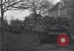 Standbild USA 3rd Armored Division Truppen in Bewegung durch die Stadt Niederhausen Deutschland, 1945, aus Sekunde 45 historischem Filmmaterial Videoclip 65675075904