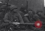Standbild USA 3rd Armored Division Truppen in Bewegung durch die Stadt Niederhausen Deutschland, 1945, aus Sekunde 46 historischem Filmmaterial Videoclip 65675075904