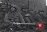 Standbild USA 3rd Armored Division Truppen in Bewegung durch die Stadt Niederhausen Deutschland, 1945, aus Sekunde 49 historischem Filmmaterial Videoclip 65675075904