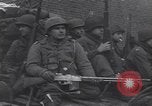 Standbild USA 3rd Armored Division Truppen in Bewegung durch die Stadt Niederhausen Deutschland, 1945, aus Sekunde 55 historischem Filmmaterial Videoclip 65675075904