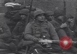 Standbild USA 3rd Armored Division Truppen in Bewegung durch die Stadt Niederhausen Deutschland, 1945, aus Sekunde 56 historischem Filmmaterial Videoclip 65675075904