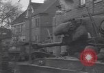 Standbild USA 3rd Armored Division Truppen in Bewegung durch die Stadt Niederhausen Deutschland, 1945, aus Sekunde 60 historischem Filmmaterial Videoclip 65675075904