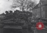 Standbild USA 3rd Armored Division Truppen in Bewegung durch die Stadt Niederhausen Deutschland, 1945, aus Sekunde 62 historischem Filmmaterial Videoclip 65675075904