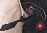 Standbild Evakuierung von Verletzten Pazifik, 1945, aus Sekunde 3 historischem Filmmaterial Videoclip 65675075988