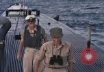 Standbild Evakuierung von Verletzten Pazifik, 1945, aus Sekunde 12 historischem Filmmaterial Videoclip 65675075988