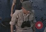 Standbild Evakuierung von Verletzten Pazifik, 1945, aus Sekunde 15 historischem Filmmaterial Videoclip 65675075988