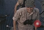 Standbild Evakuierung von Verletzten Pazifik, 1945, aus Sekunde 16 historischem Filmmaterial Videoclip 65675075988