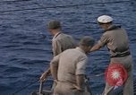 Standbild Evakuierung von Verletzten Pazifik, 1945, aus Sekunde 18 historischem Filmmaterial Videoclip 65675075988