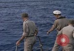 Standbild Evakuierung von Verletzten Pazifik, 1945, aus Sekunde 19 historischem Filmmaterial Videoclip 65675075988