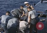 Standbild Evakuierung von Verletzten Pazifik, 1945, aus Sekunde 22 historischem Filmmaterial Videoclip 65675075988