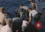 Standbild Evakuierung von Verletzten Pazifik, 1945, aus Sekunde 23 historischem Filmmaterial Videoclip 65675075988